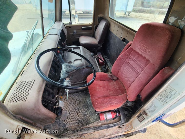 image for item IF9459 1984 International 2275  truck cab and chassis