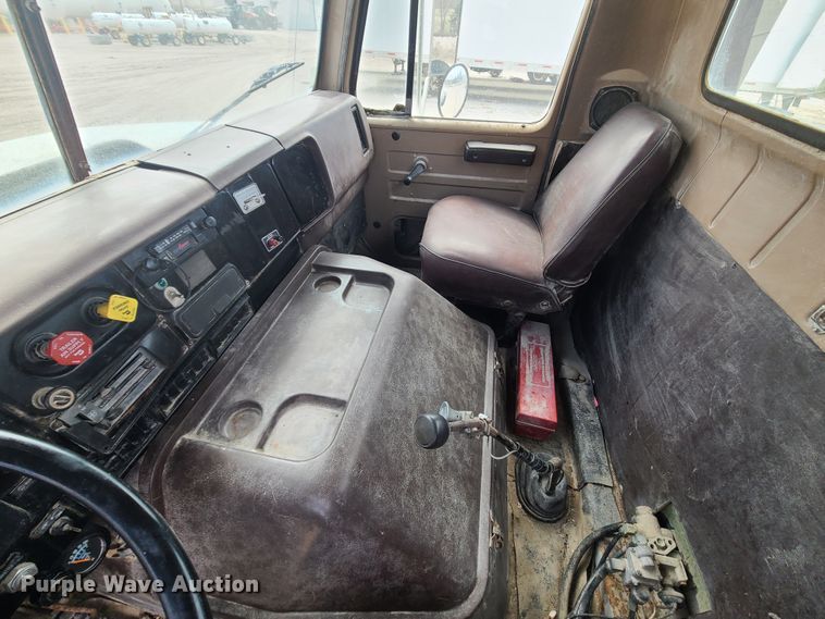 image for item IF9459 1984 International 2275  truck cab and chassis