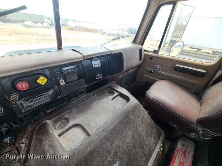 image for item IF9459 1984 International 2275  truck cab and chassis