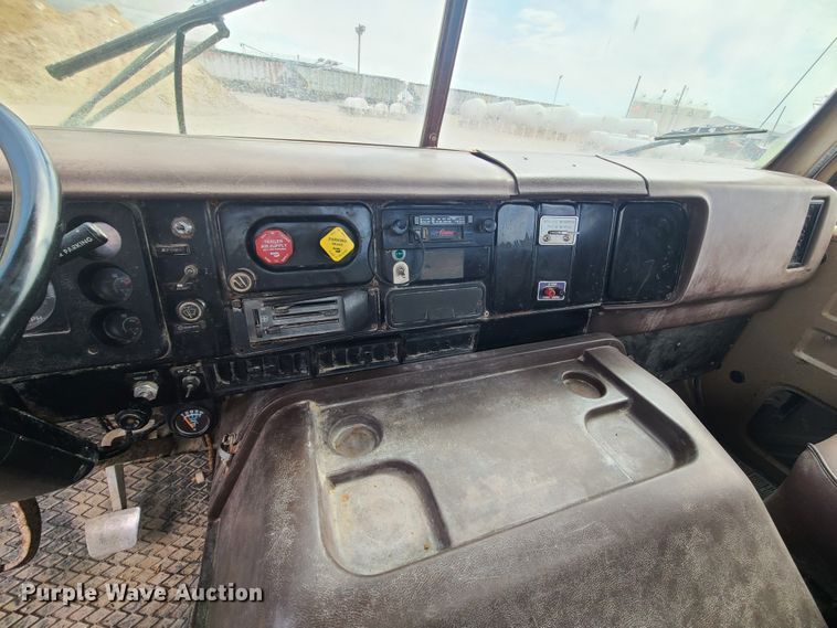 image for item IF9459 1984 International 2275  truck cab and chassis