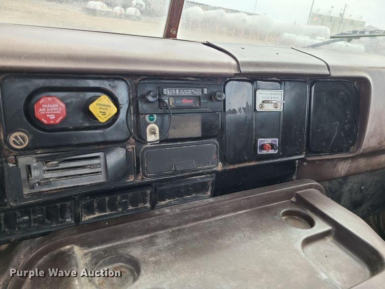 image for item IF9459 1984 International 2275  truck cab and chassis