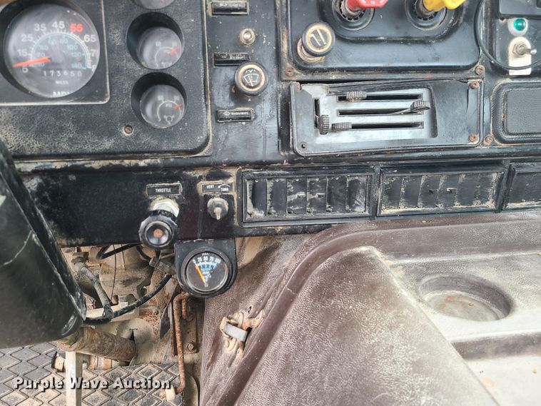 image for item IF9459 1984 International 2275  truck cab and chassis