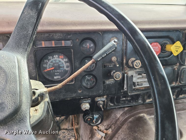 image for item IF9459 1984 International 2275  truck cab and chassis