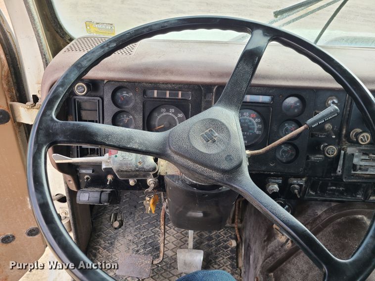 image for item IF9459 1984 International 2275  truck cab and chassis