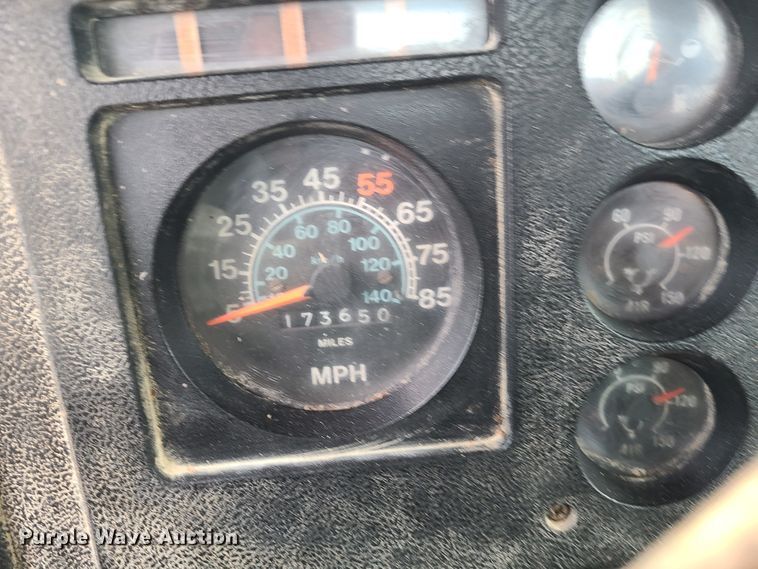 image for item IF9459 1984 International 2275  truck cab and chassis