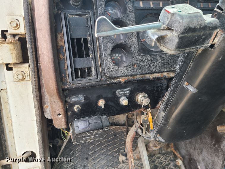 image for item IF9459 1984 International 2275  truck cab and chassis