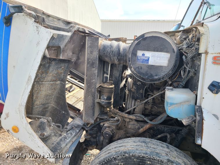 image for item IF9459 1984 International 2275  truck cab and chassis