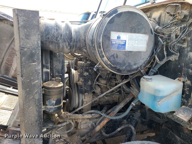 image for item IF9459 1984 International 2275  truck cab and chassis