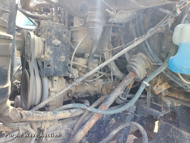 image for item IF9459 1984 International 2275  truck cab and chassis