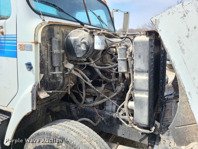 image for item IF9459 1984 International 2275  truck cab and chassis