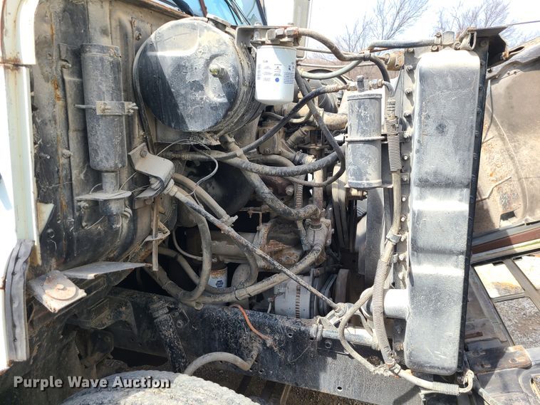 image for item IF9459 1984 International 2275  truck cab and chassis