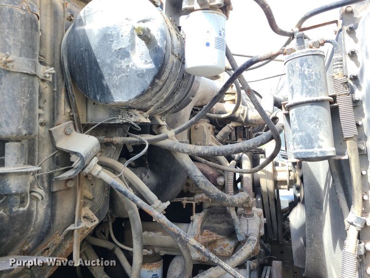 image for item IF9459 1984 International 2275  truck cab and chassis