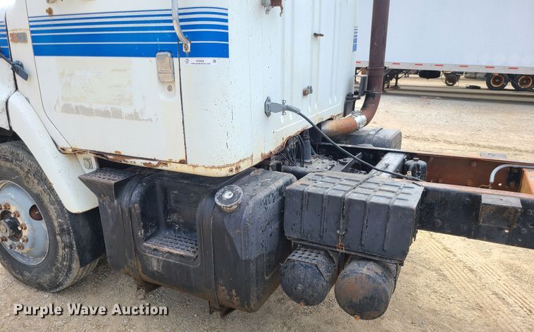 image for item IF9459 1984 International 2275  truck cab and chassis