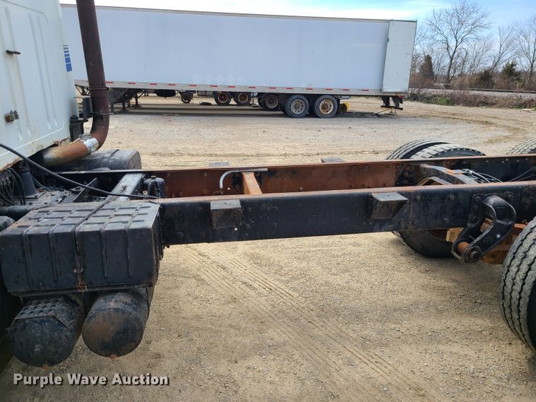 image for item IF9459 1984 International 2275  truck cab and chassis