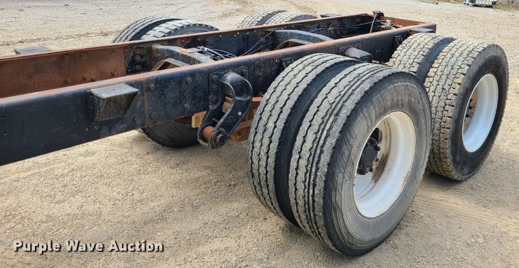 image for item IF9459 1984 International 2275  truck cab and chassis