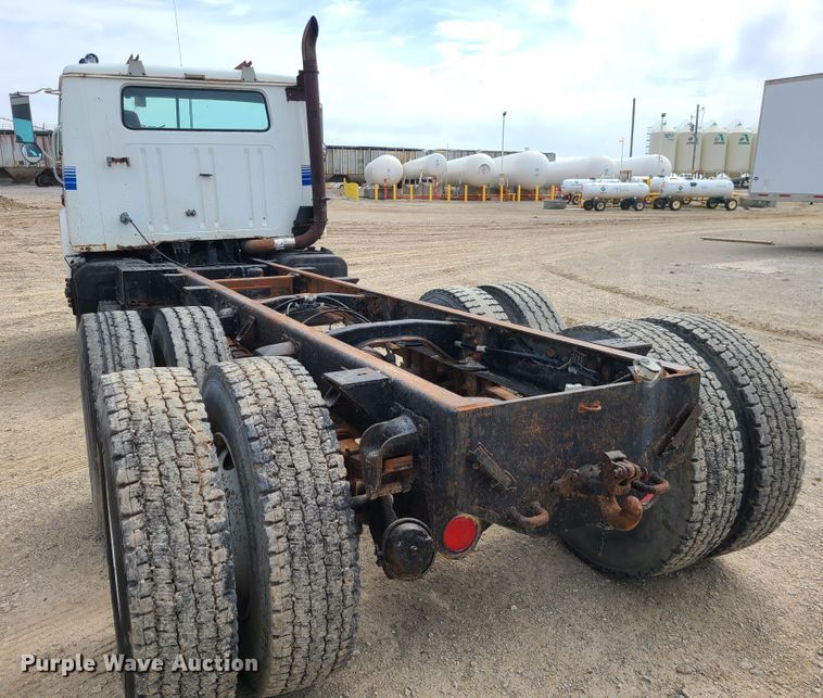 image for item IF9459 1984 International 2275  truck cab and chassis