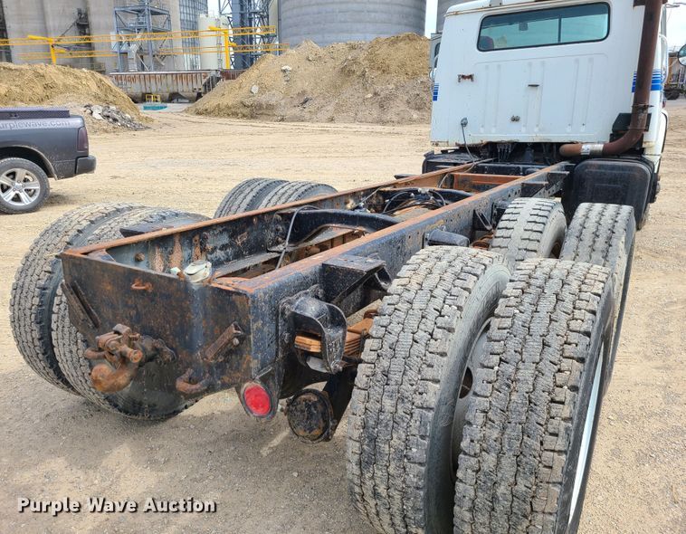 image for item IF9459 1984 International 2275  truck cab and chassis