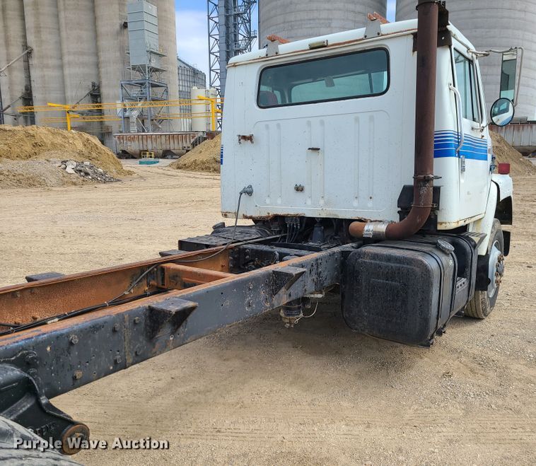 image for item IF9459 1984 International 2275  truck cab and chassis