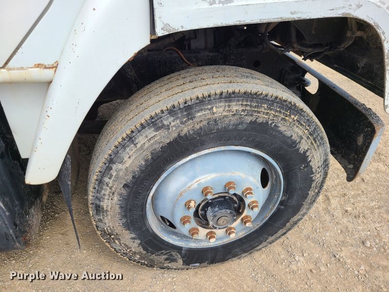 image for item IF9459 1984 International 2275  truck cab and chassis