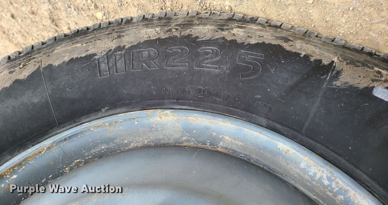 image for item IF9459 1984 International 2275  truck cab and chassis