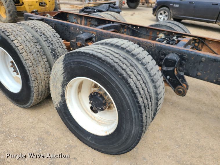 image for item IF9459 1984 International 2275  truck cab and chassis