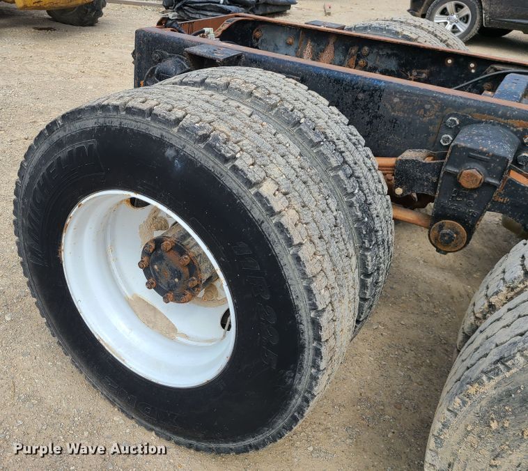 image for item IF9459 1984 International 2275  truck cab and chassis