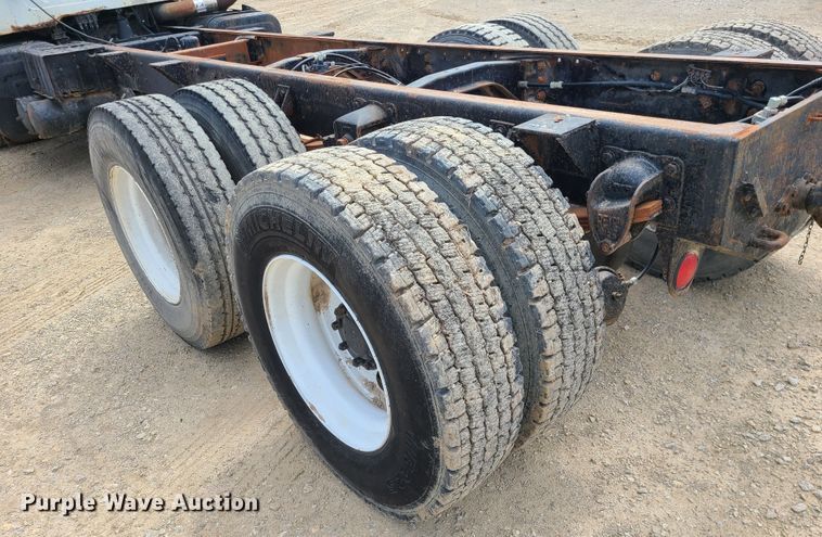 image for item IF9459 1984 International 2275  truck cab and chassis