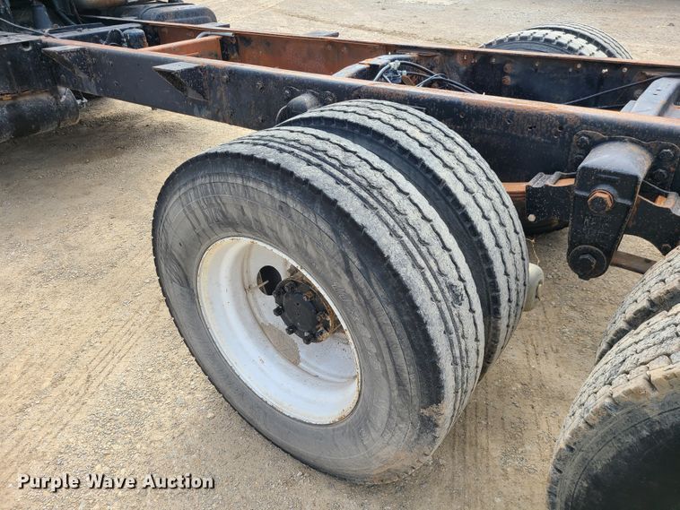 image for item IF9459 1984 International 2275  truck cab and chassis