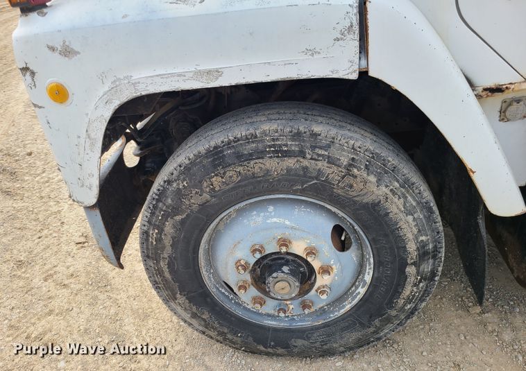 image for item IF9459 1984 International 2275  truck cab and chassis