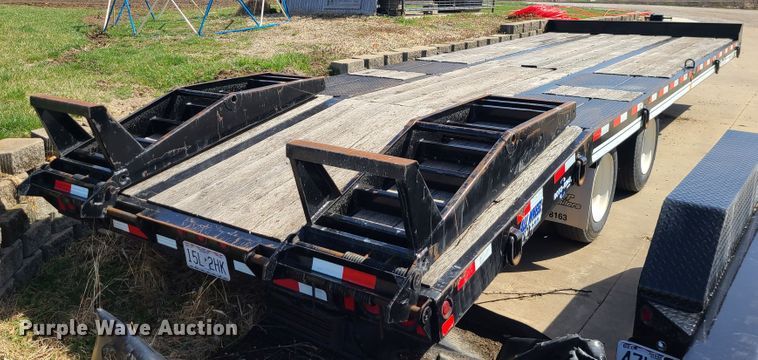 image for item IF9473 2012 Eager Beaver 20XPT  equipment trailer