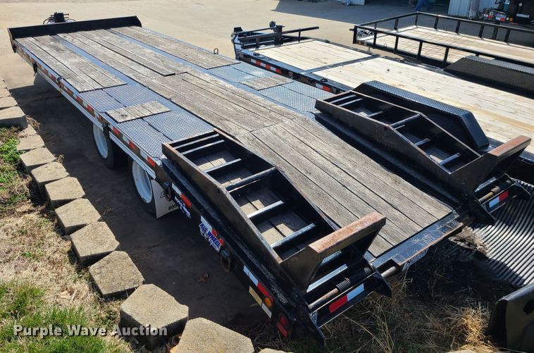 image for item IF9473 2012 Eager Beaver 20XPT  equipment trailer