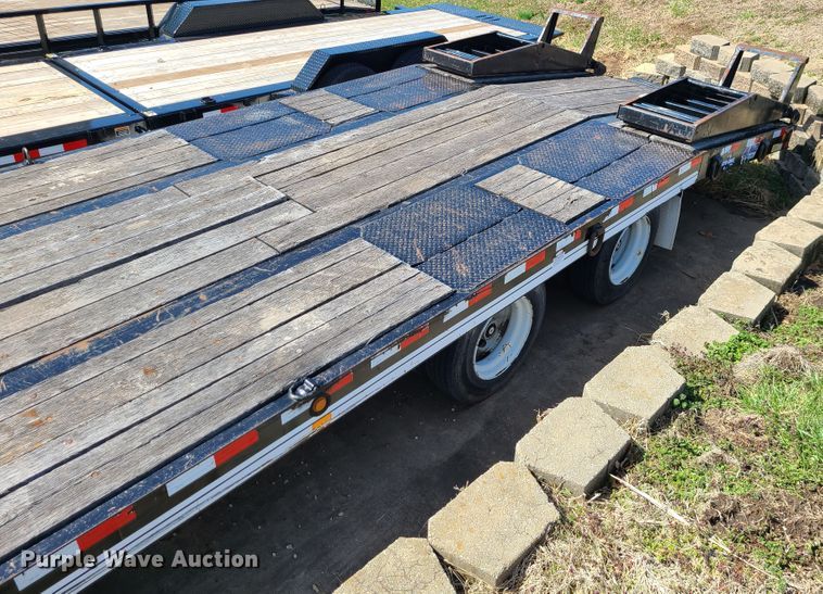 image for item IF9473 2012 Eager Beaver 20XPT  equipment trailer