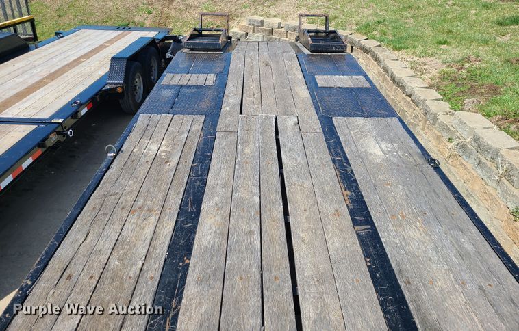 image for item IF9473 2012 Eager Beaver 20XPT  equipment trailer