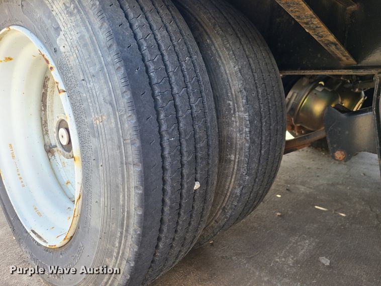 image for item IF9473 2012 Eager Beaver 20XPT  equipment trailer