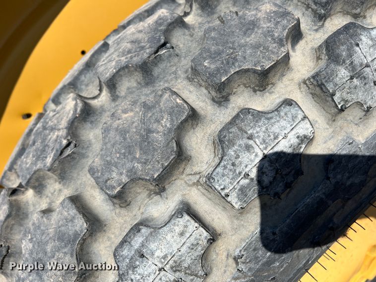 image for item IG9401 Ford 3400  tractor