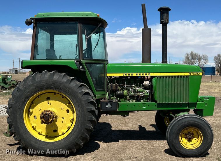 image for item IG9402 1976 John Deere 4430  tractor