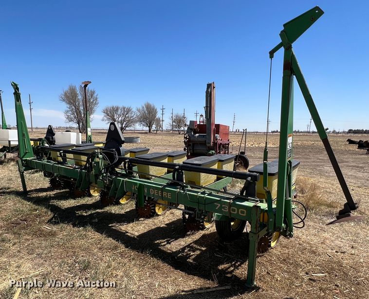 image for item IG9404 John Deere 7300 MaxEmerge 2  planter