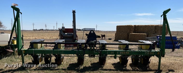 image for item IG9404 John Deere 7300 MaxEmerge 2  planter