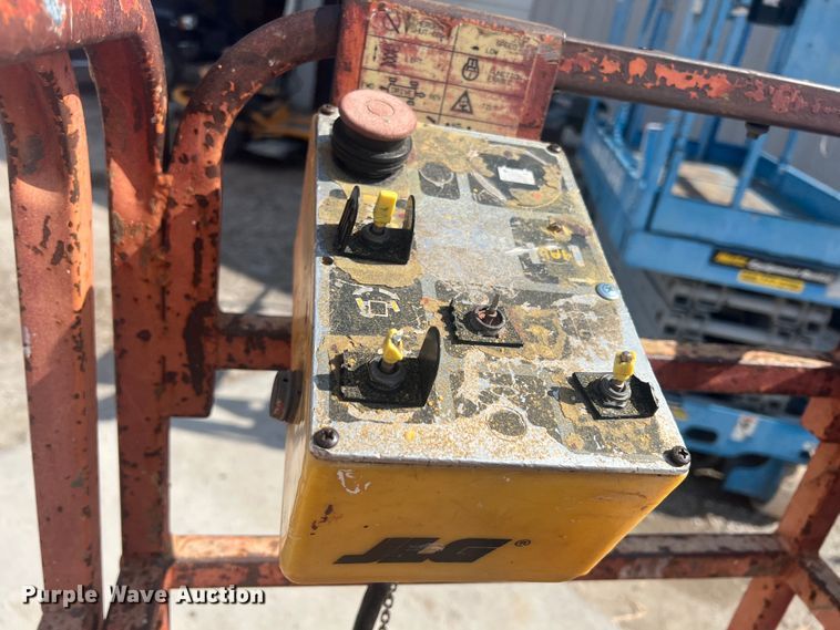 image for item JH9221 1993 JLG Commander  scissor lift