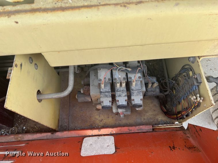 image for item JH9221 1993 JLG Commander  scissor lift