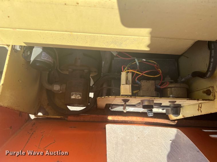 image for item JH9221 1993 JLG Commander  scissor lift