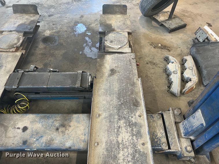 image for item JH9228 Rotary  two post automotive lift