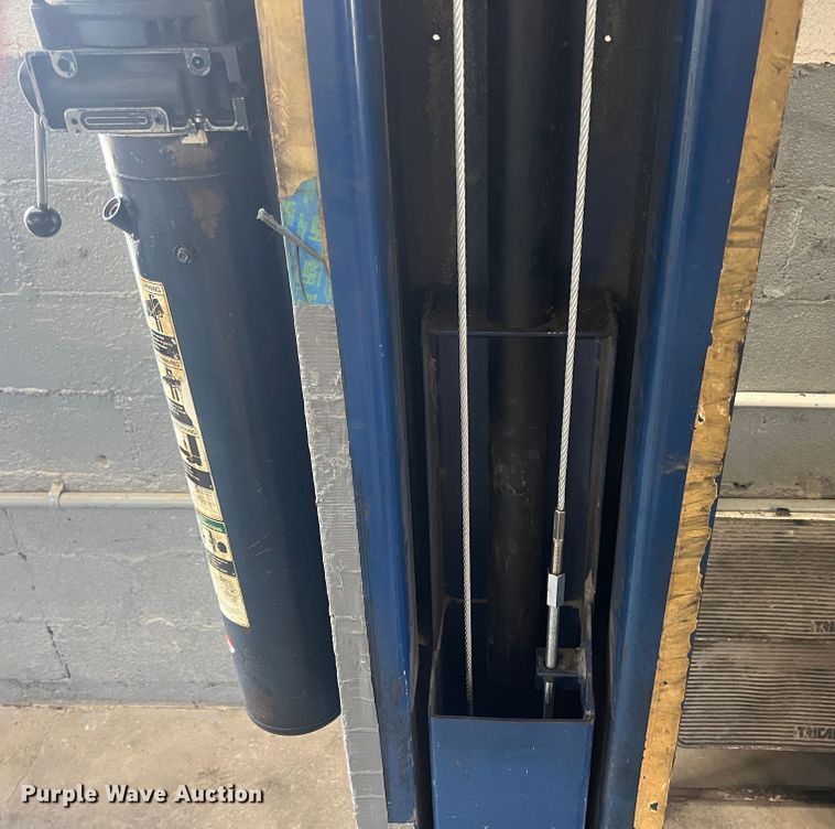 image for item JH9228 Rotary  two post automotive lift