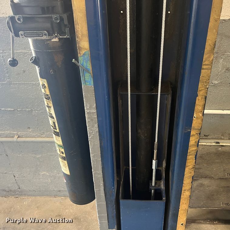 image for item JH9228 Rotary  two post automotive lift