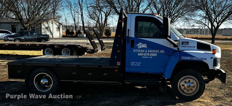 image for item JH9378 2005 GMC C5500  flatbed truck
