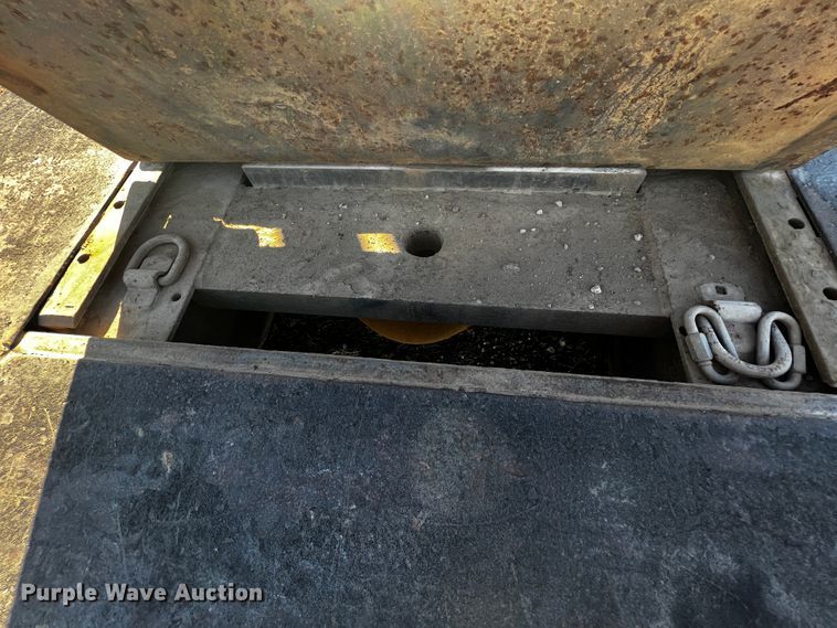 image for item JH9378 2005 GMC C5500  flatbed truck