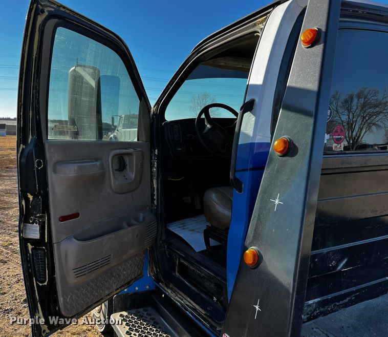 image for item JH9378 2005 GMC C5500  flatbed truck