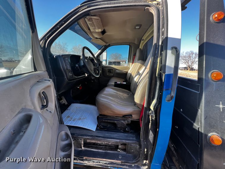 image for item JH9378 2005 GMC C5500  flatbed truck