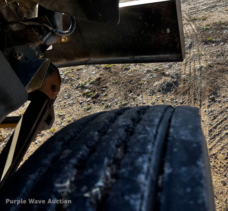 image for item JH9378 2005 GMC C5500  flatbed truck