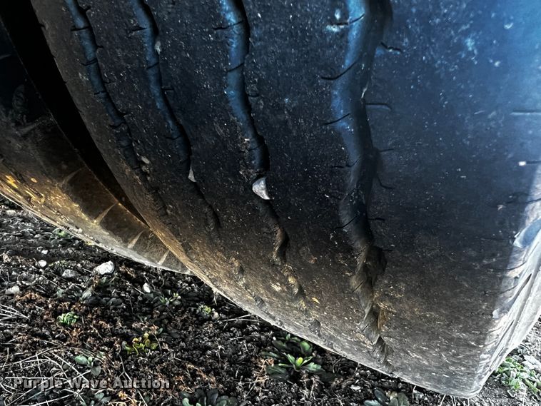 image for item JH9378 2005 GMC C5500  flatbed truck